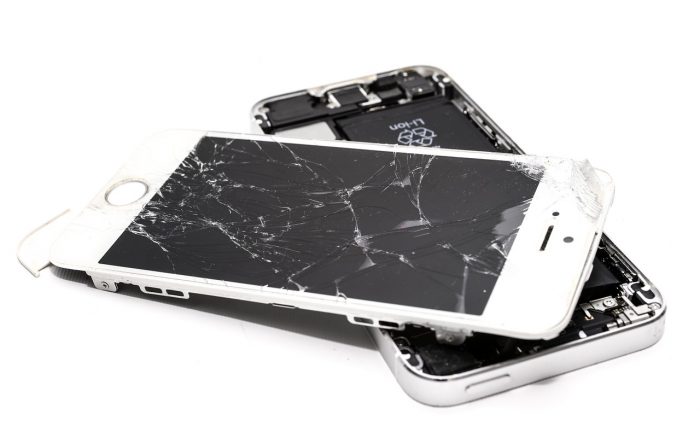 SkitterPhoto / iPhone quebrado / Pixabay / verificar garantia apple