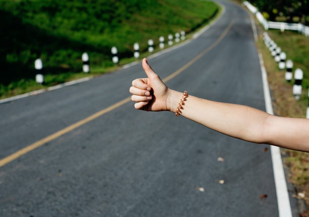 StockSnap / pessoa fazendo sinal de carona numa estrada (apenas mão e braço visíveis) / Pixabay / aplicativo de carona
