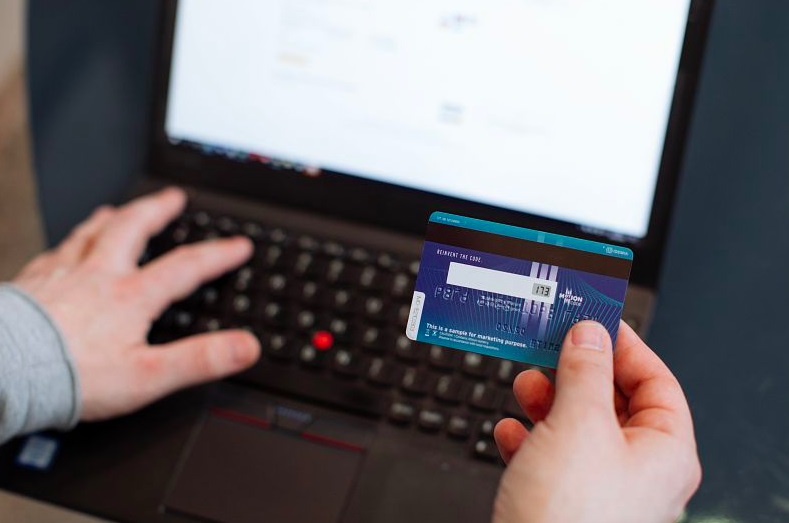 Cartão de crédito com tela e-ink troca código de segurança a cada hora