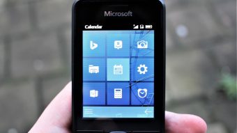 A Microsoft fez um celular simples com visual de Windows Phone