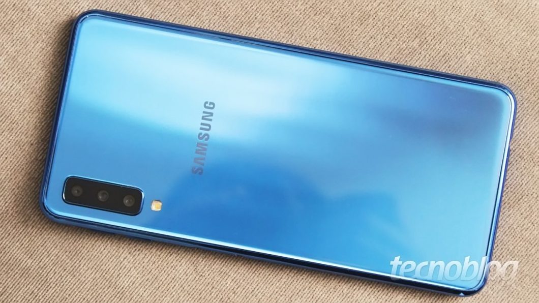 Galeria Galaxy A7 (2018) - Além desse azul bonitão, o Galaxy A7 está disponível e preto e cobre