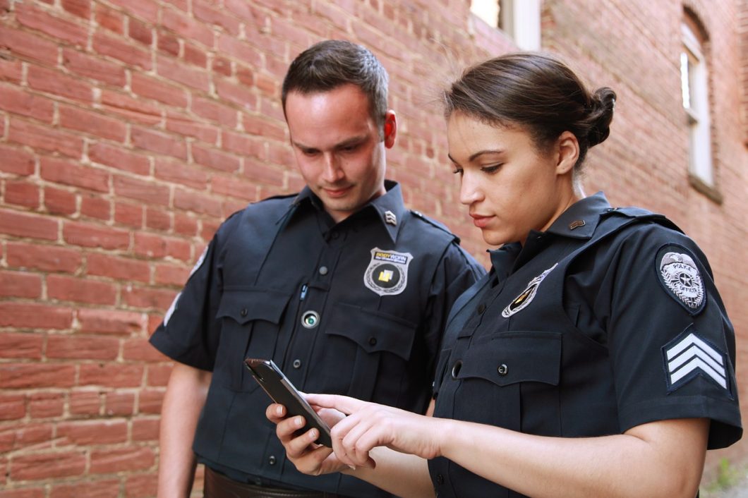 Utility Inc / dois policiais, com sargento feminina utilizando um smartphone / Pixabay / fazer bo online