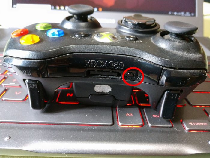 Detalhe do botão de conexão do Xbox 360 / como conectar o controle do Xbox 360 no PC