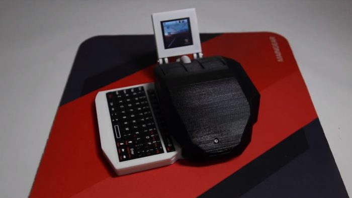 Este computador com tela e teclado é pouca coisa maior que um mouse