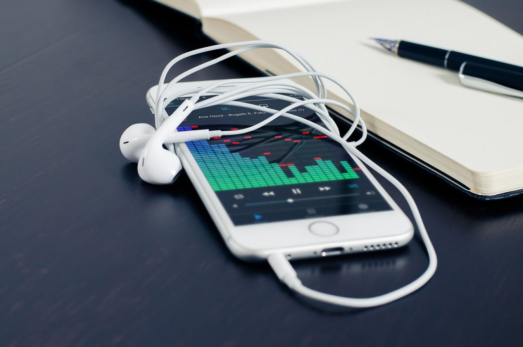 FirmBee / iPhone / Pixabay / baixar música no iphone