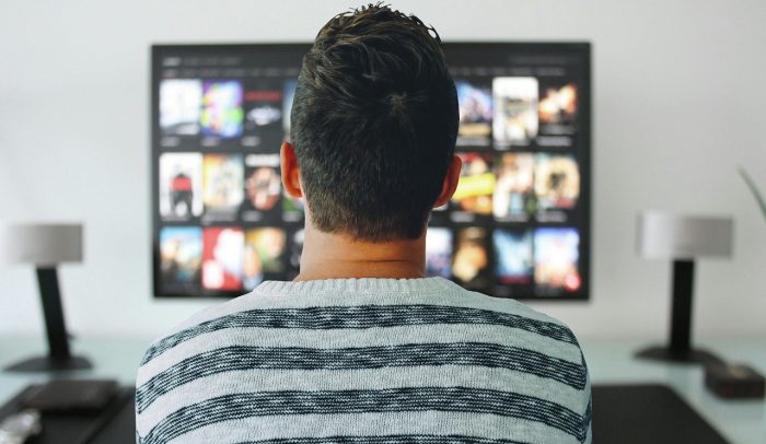 Mohamed Hassan / homem em frente à TV / Pixabay / melhores filmes netflix