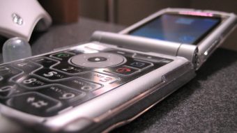 Samsung estaria preparando celular dobrável que lembra Motorola Razr