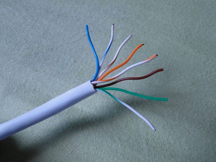 cabo de rede com os fios separados / como crimpar cabo de rede
