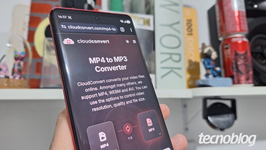 Tela do celular mostrando CloudConvert MP4 para MP3, para converter vídeos em áudio no navegador