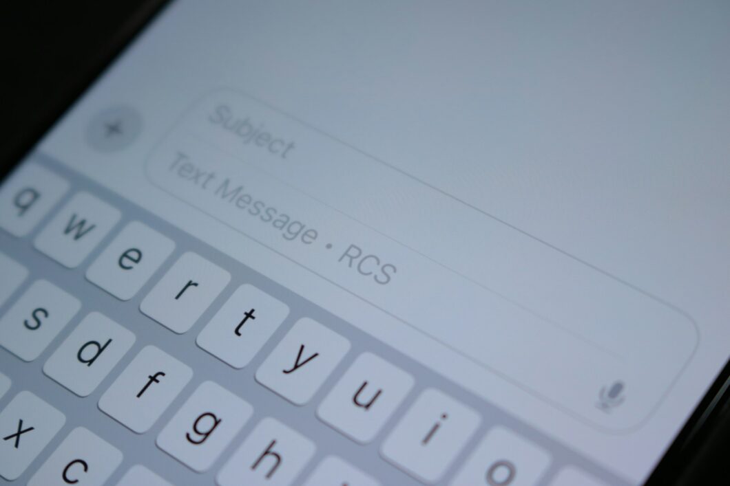 Interface de mensagem em um celular exibindo “Rich Messaging / RCS”, destacando o chat moderno
