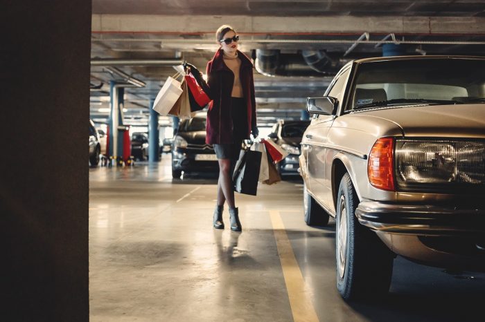 StockSnap / mulher com sacolas indo a carro estacionado / Pixabay / como rastrear um veículo pelo Google Maps