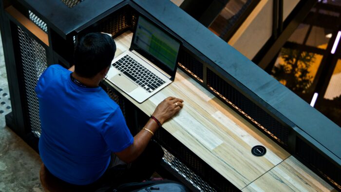 Pessoa utilizando o Excel em seu computador. (Imagem: Samuel Sianipar/Unsplash)