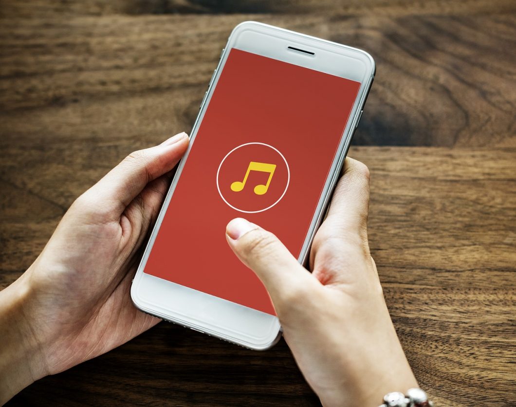 RawPixel / celular reproduzindo música / Pixabay / aumentar volume do celular