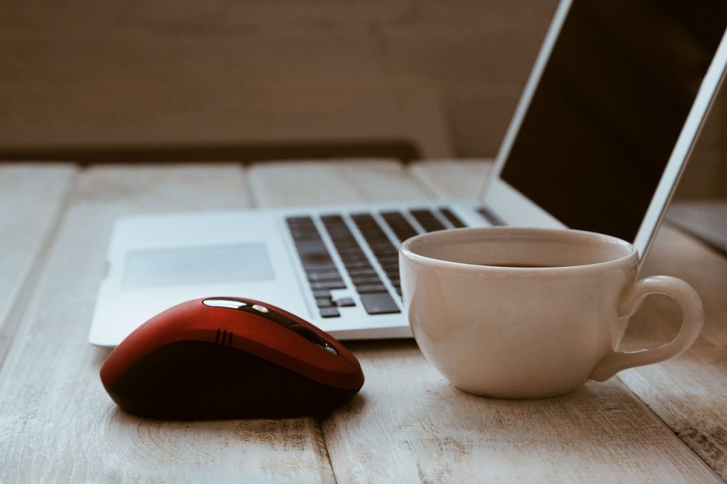 StockSnap / mouse, notebook e xícara de café / Pixabay / quem inventou o mouse