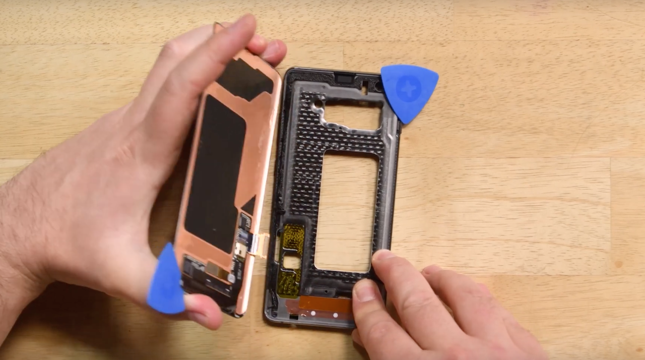 Desmanche do Galaxy S10 mostra como é o leitor de digitais embaixo da tela