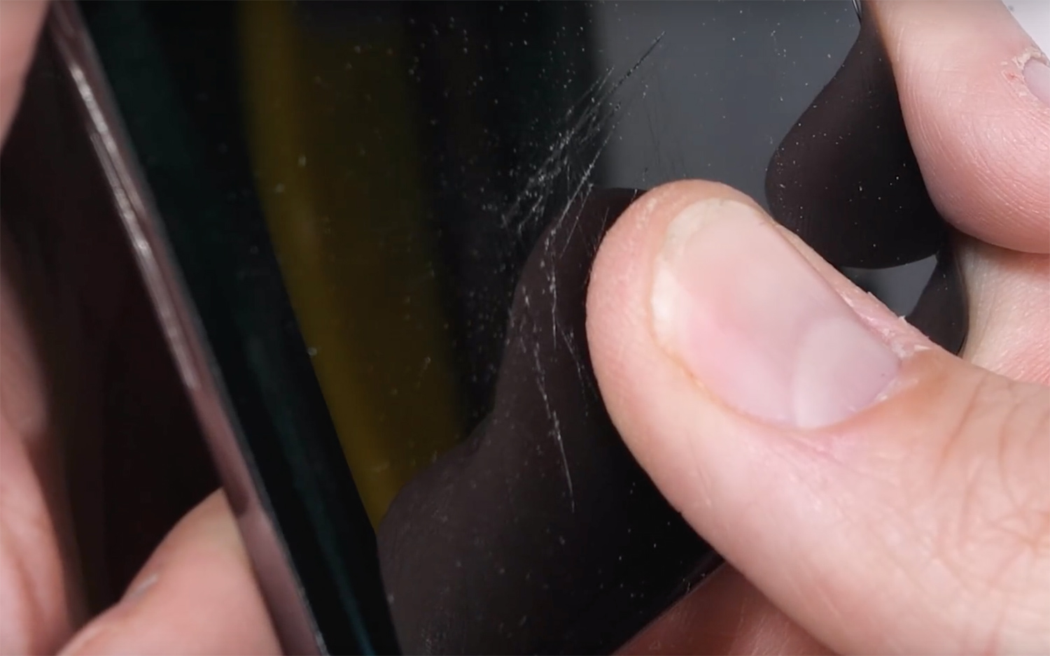 Leitor de digitais do Galaxy S10 aguenta arranhões, mas não rachaduras na tela
