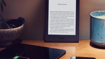 Amazon lança nova geração do Kindle mais simples, agora com luz na tela