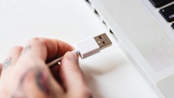 Preciso “remover com segurança” pen drives de uma porta USB?