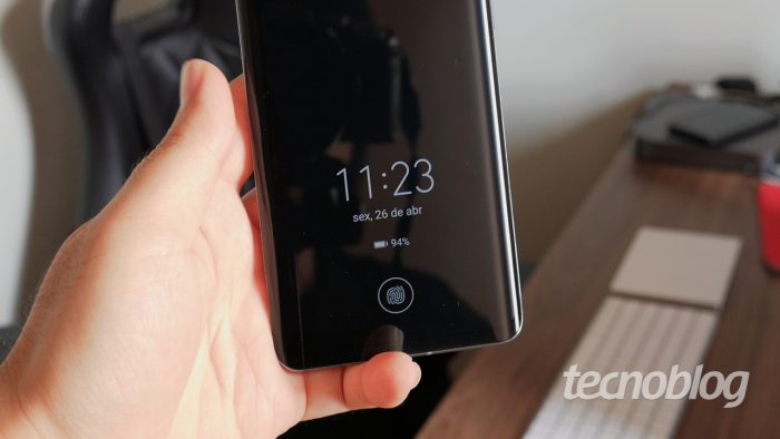 Huawei demonstra painel LCD com leitor de digitais sob a tela