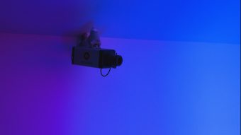 Como descobrir câmeras escondidas ao alugar via AirBnb