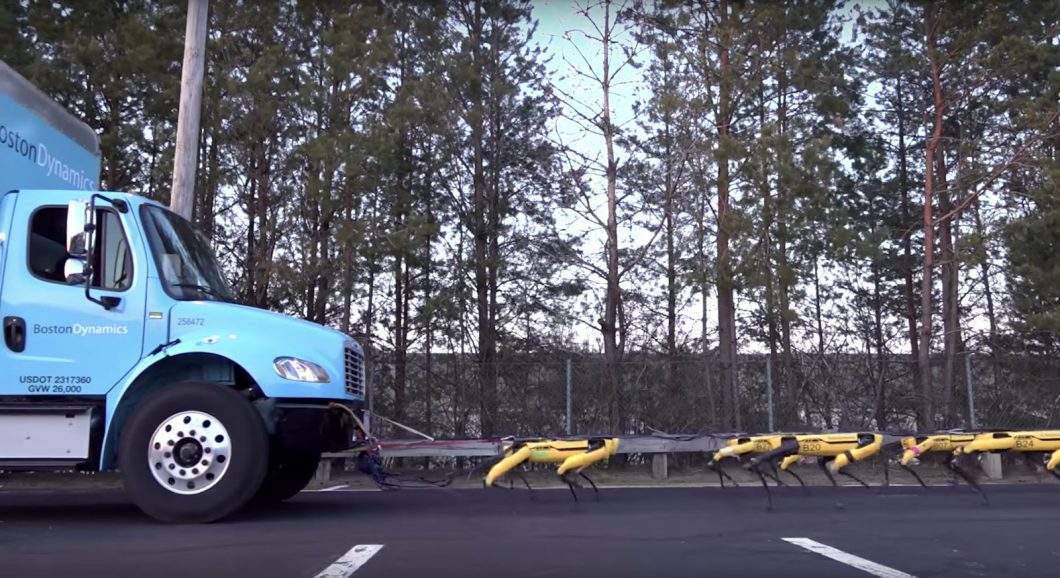 robô spotmini puxando caminhão
