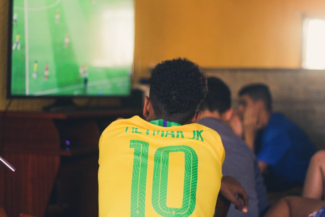 Imagem homem com camisa do Brasil