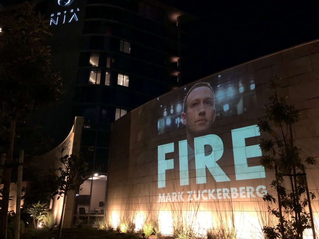 Projeção em prédio pedia a saída de Mark Zuckerberg (Foto: Fight for the Future)