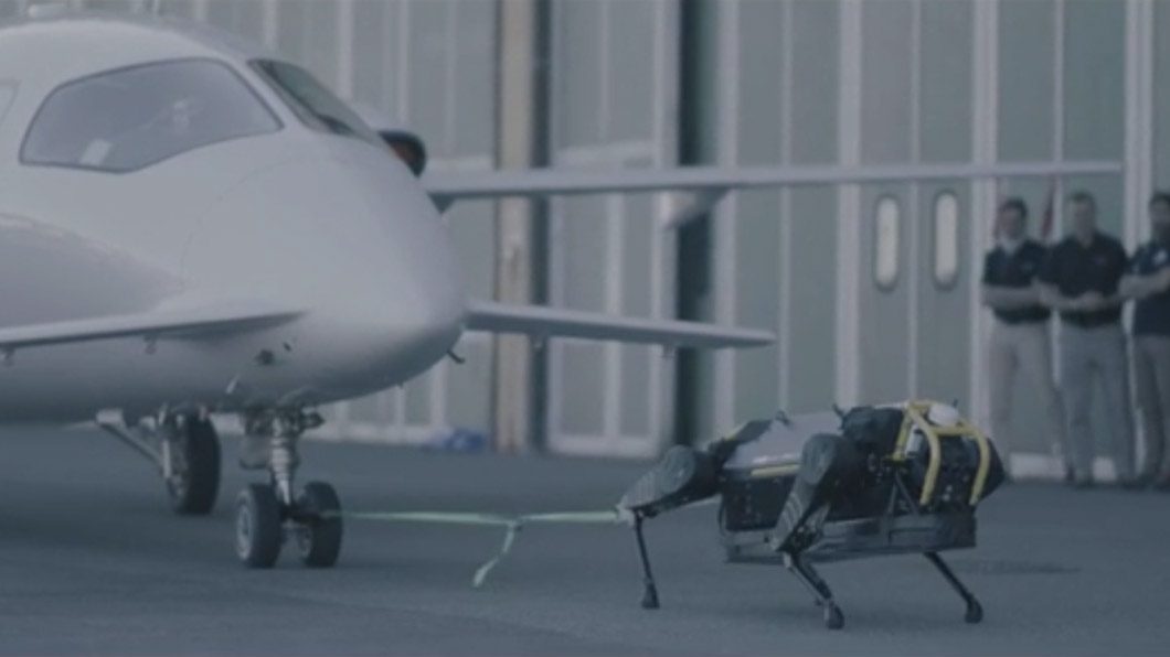 Robô quadrúpede consegue puxar avião com mais de 3 toneladas