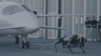 Robô quadrúpede consegue puxar avião com mais de 3 toneladas