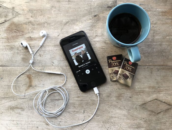 fredrikwandem / iPhone, café e chocolate / Pixabay / podcasts