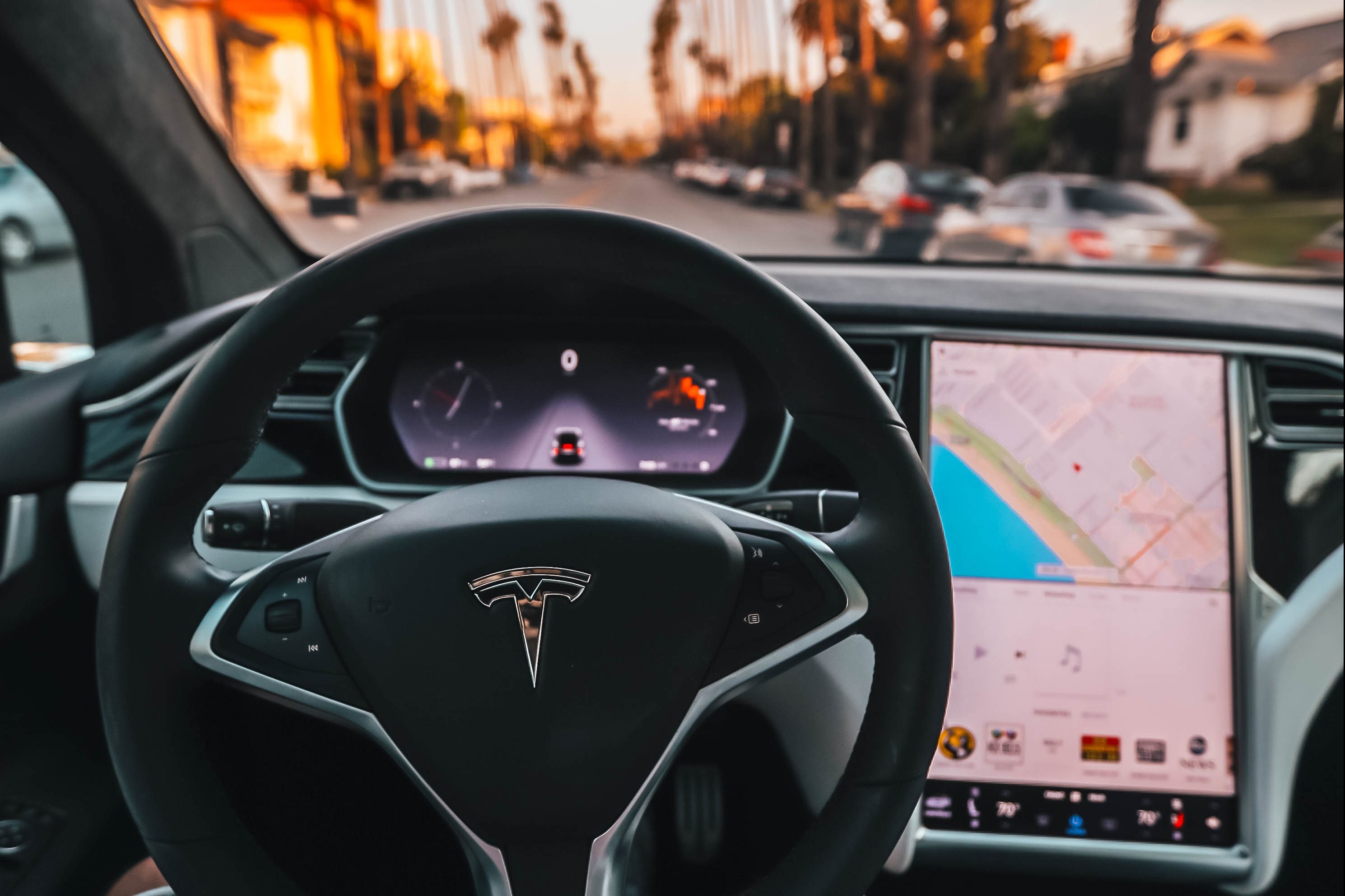 Tesla atualiza carros elétricos com prévia de condução autônoma