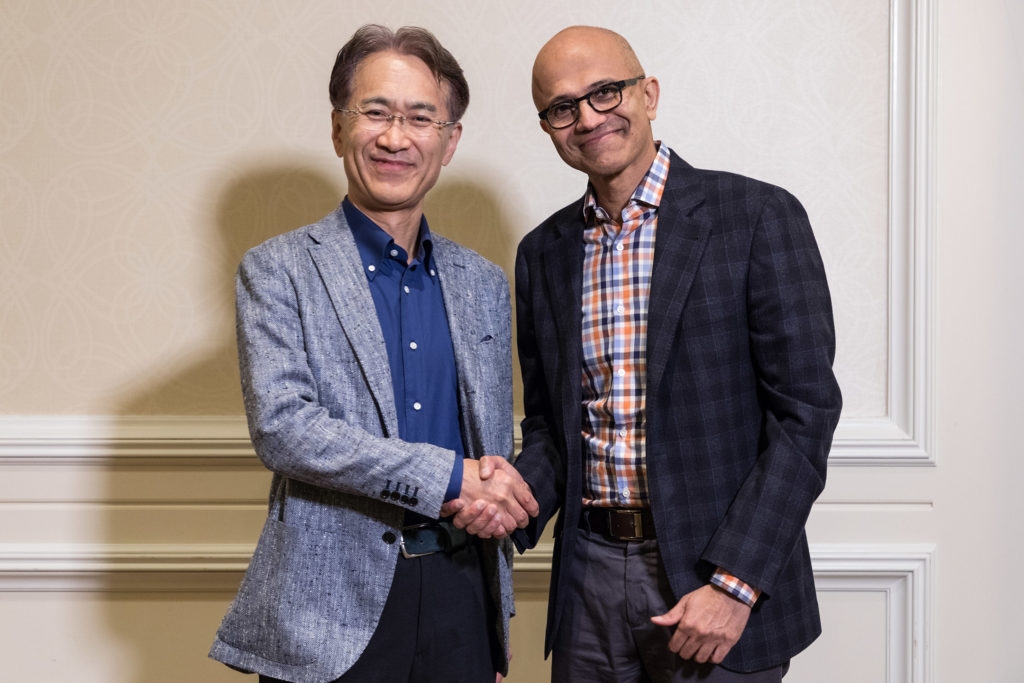 Kenichiro Yoshida (CEO da Sony) e Satya Nadella (CEO da Microsoft)