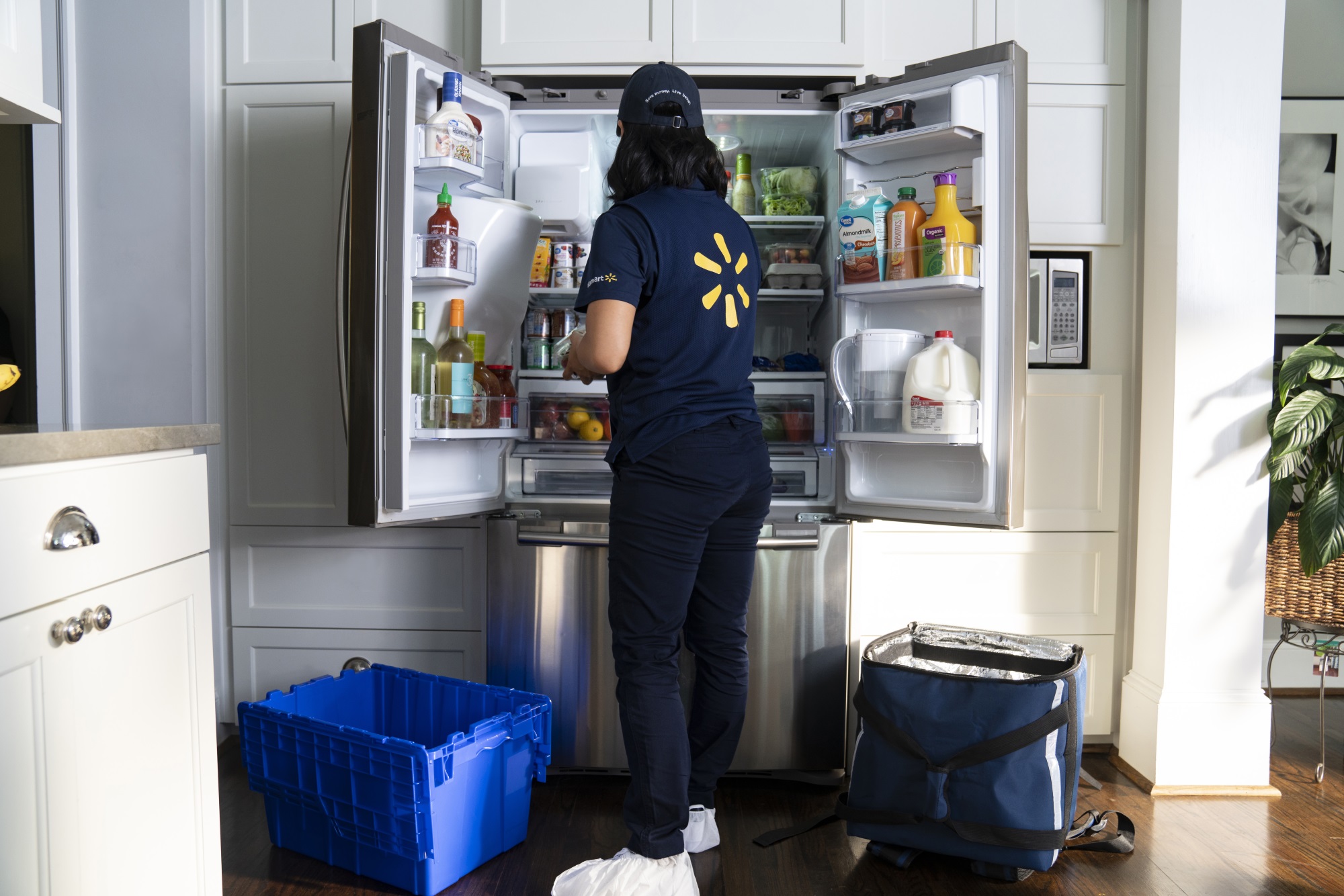 Em disputa com Amazon, Walmart leva compras da loja para a geladeira
