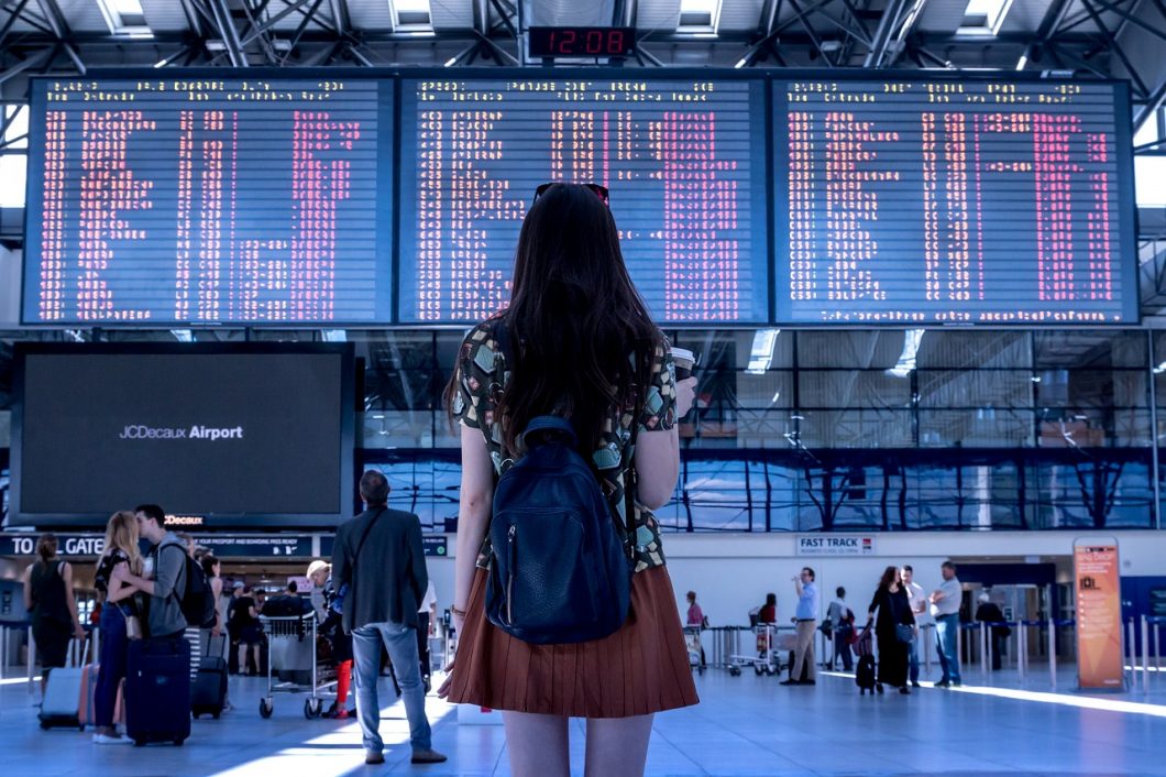 JESHOOTS-com / garota em frente a painel de voos de aeroporto / Pixabay / skiplagging