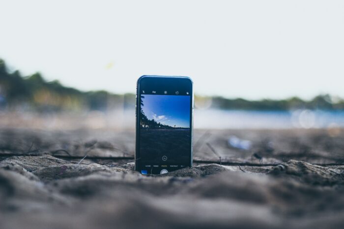 Imagem celular na areia - ip67 e ip68