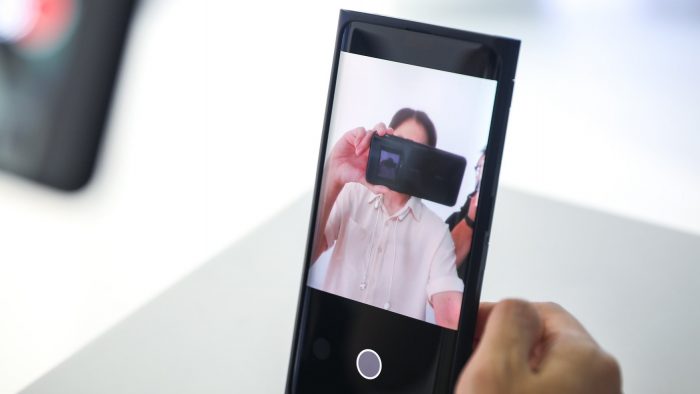 Oppo demonstra primeira câmera frontal atrás da tela do celular