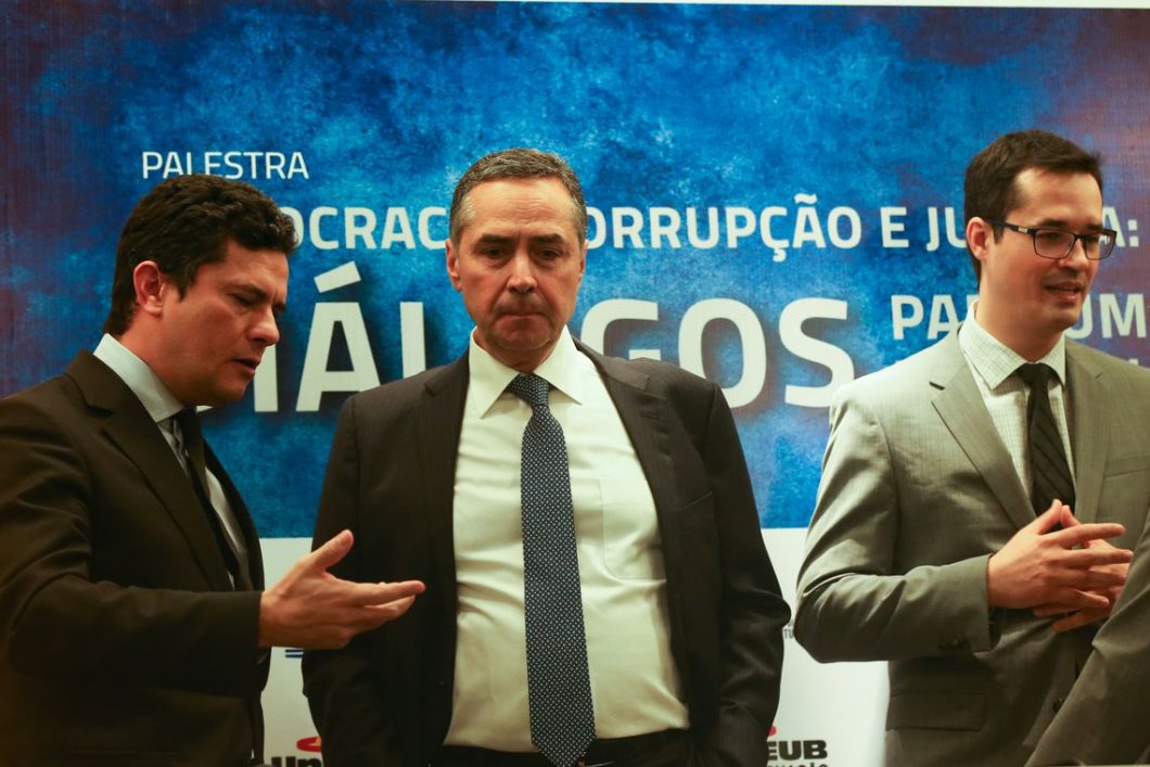 Brasília - O juiz federal Sérgio Moro, o ministro do STF, Luís Roberto Barroso, e o procurador Deltan Dallagnol, participam da palestra Democracia, Corrupção e Justiça, no UniCEUB