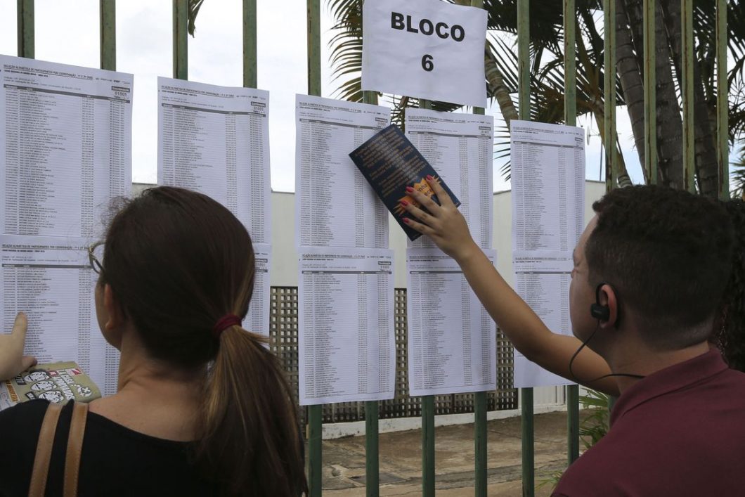 Candidatos aguardam abertura do portões do UniCEUB para o primeiro dia de provas do Enem 2018 (Foto: Valter Campanato/Agência Brasil)