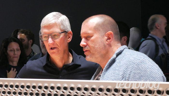 Apple oficializa saída de Jony Ive e remove designer da lista de executivos