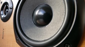 Aumentar volume no máximo pode estragar uma caixa de som?