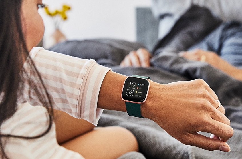 Fitbit Versa 2 é oficial: smartwatch traz novo visor e comandos de voz