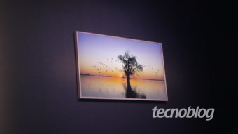 Samsung lança nova The Frame que “vira quadro” com painel QLED por R$ 6.999
