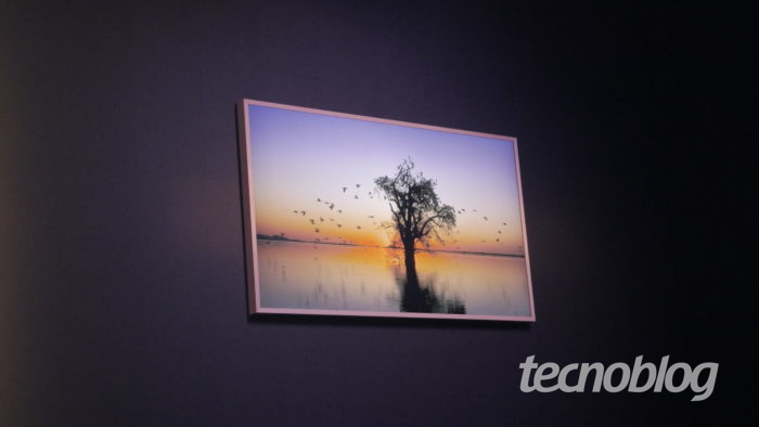 Samsung lança nova The Frame que “vira quadro” com painel QLED por R$ 6.999