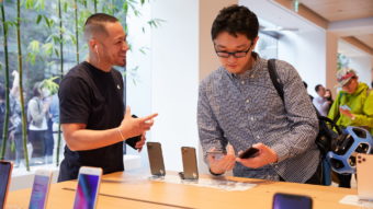 Apple tem queda nas vendas do iPhone, mas cresce em serviços e wearables