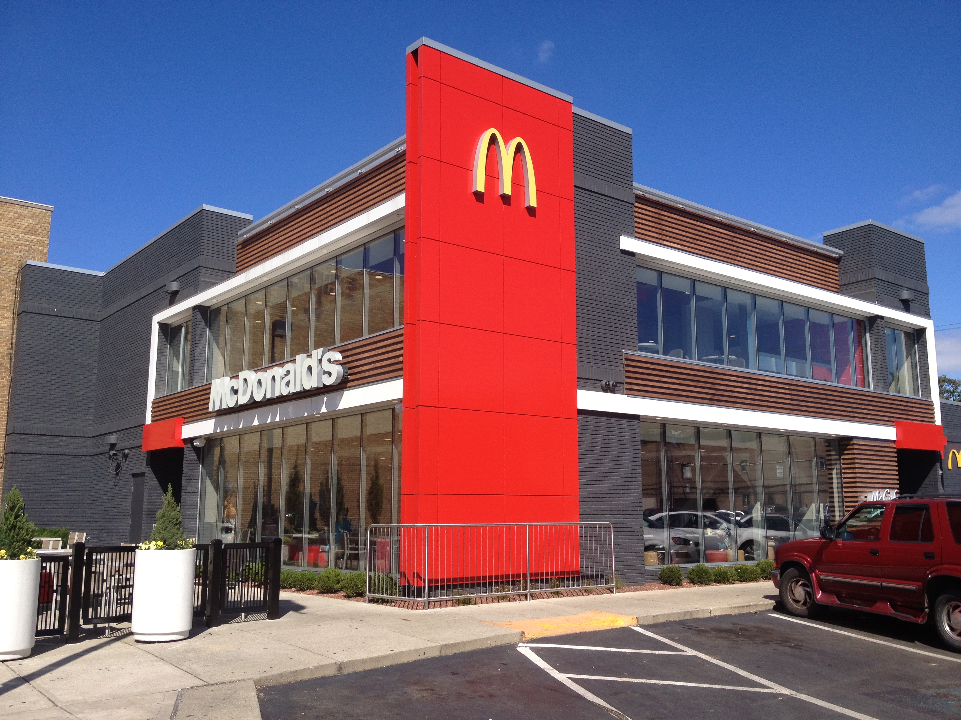 McDonald’s quer equipar drive thru com inteligência artificial por voz