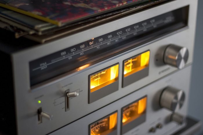 Rádio FM ( Photo by Pixabay from Pexels)