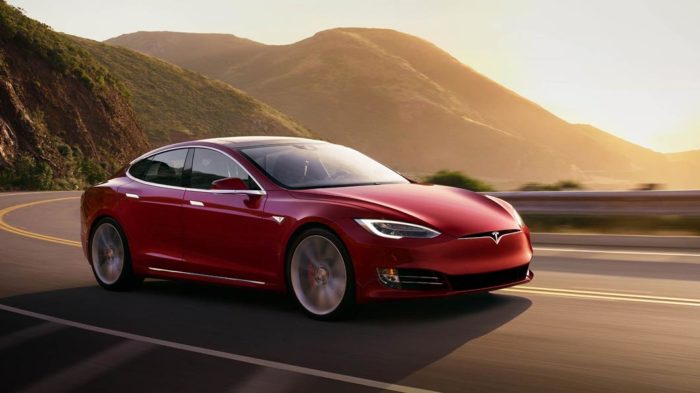 Tesla   investigada ap s atualiza  o que reduz risco de inc ndio em carros - 15