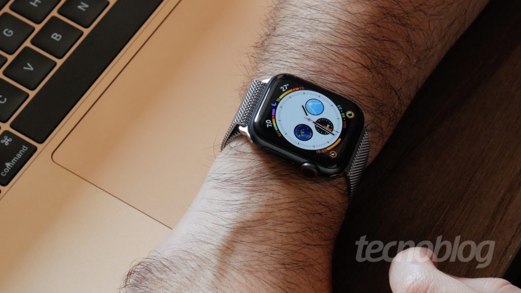 Leilão também tem lote com unidades do Apple Watch Series 5 (Imagem: Paulo Higa/Tecnoblog)