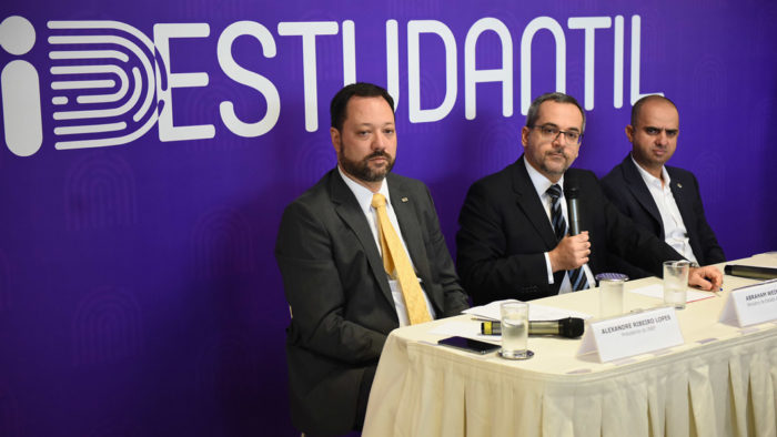 Abraham Weintraub (centro), ministro da educação, no lançamento do aplicativo ID Estudantil (Foto: Luis Fortes/MEC - 25/11/2019)
