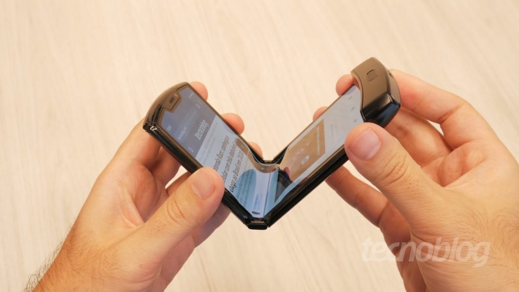 Motorola Razr é um celular com tela POLED dobrável (imagem: Paulo Higa/Tecnoblog)